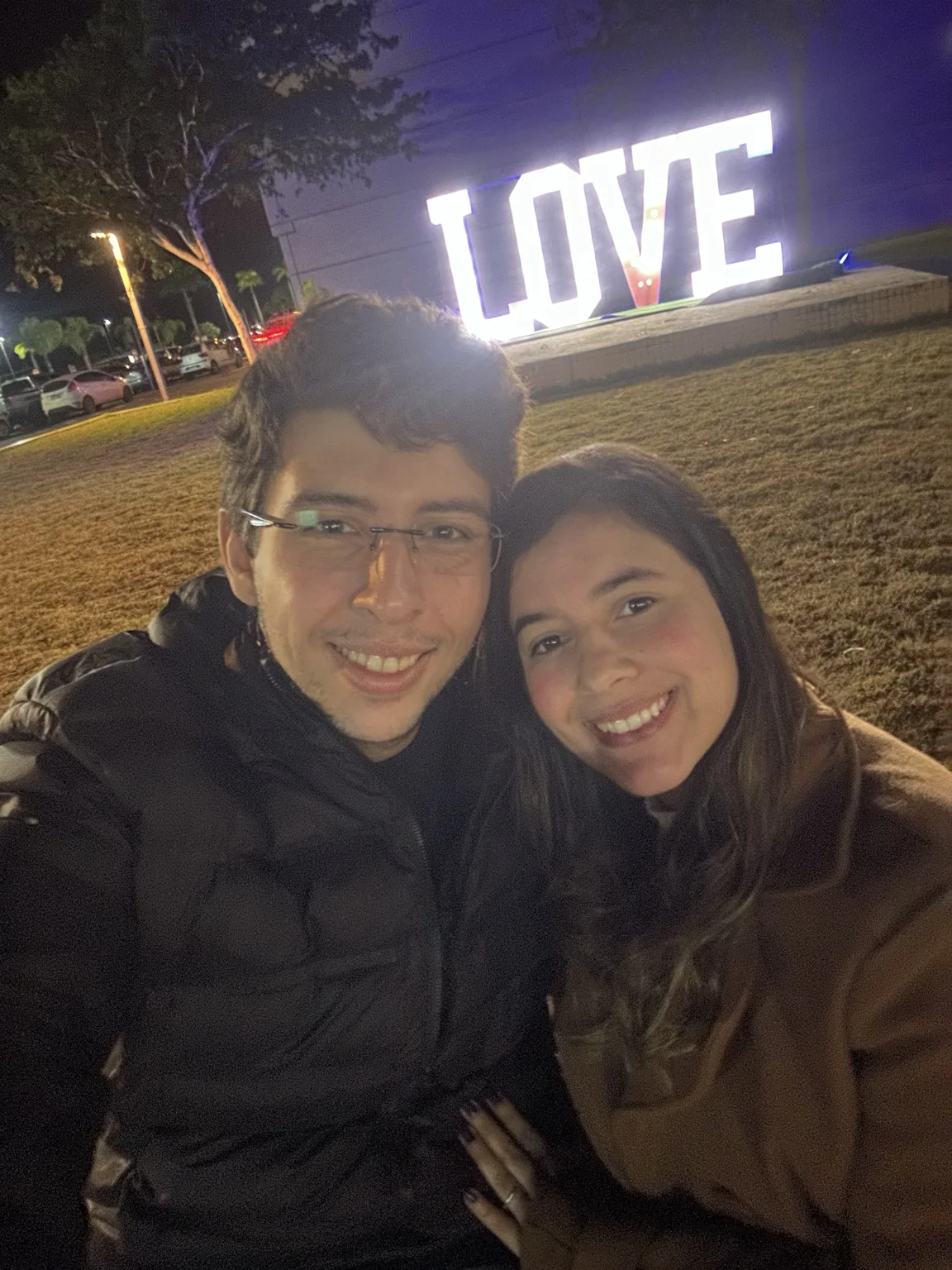 Selfie diante da palavra LOVE