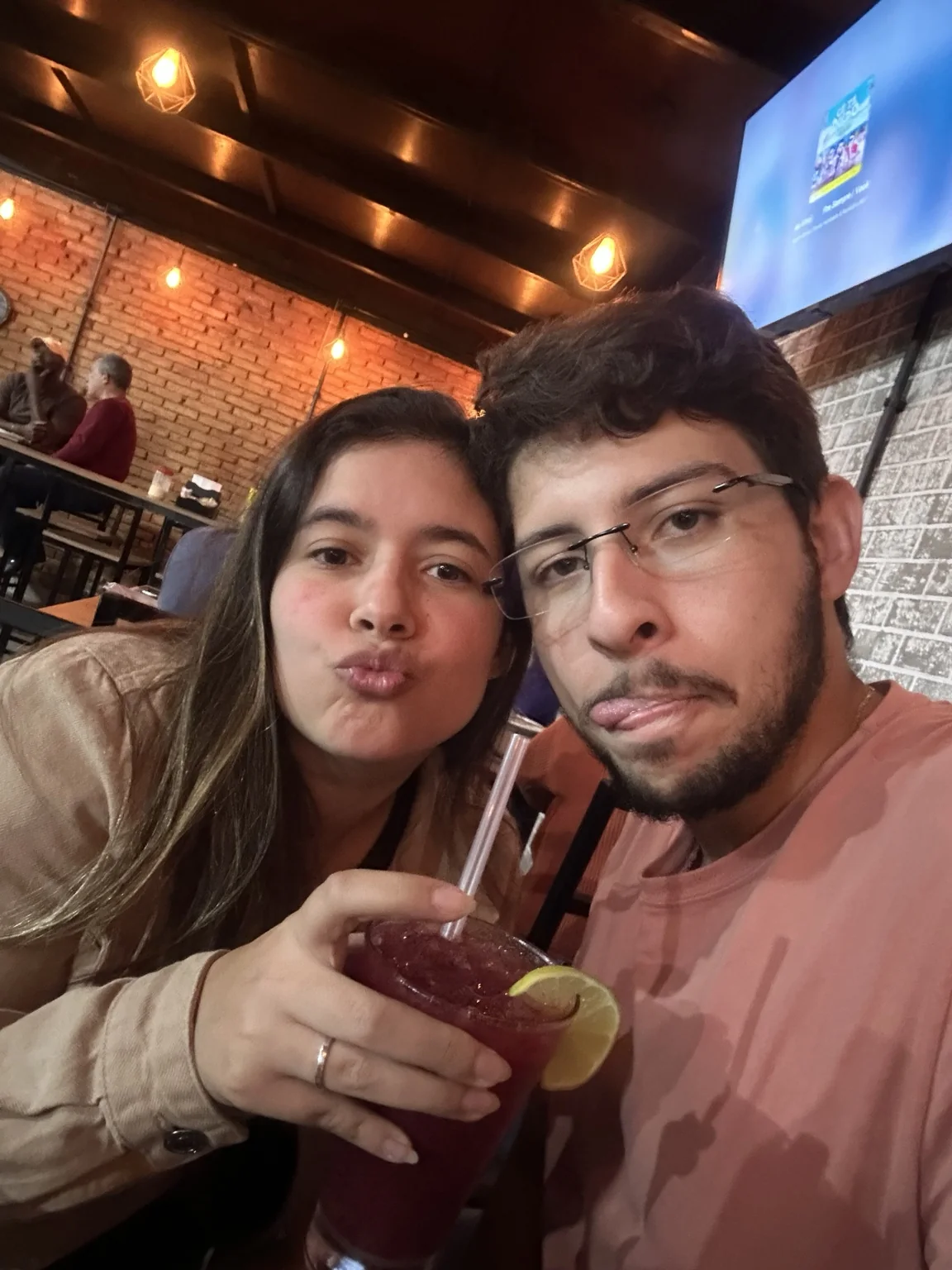 Brindando e sorrindo