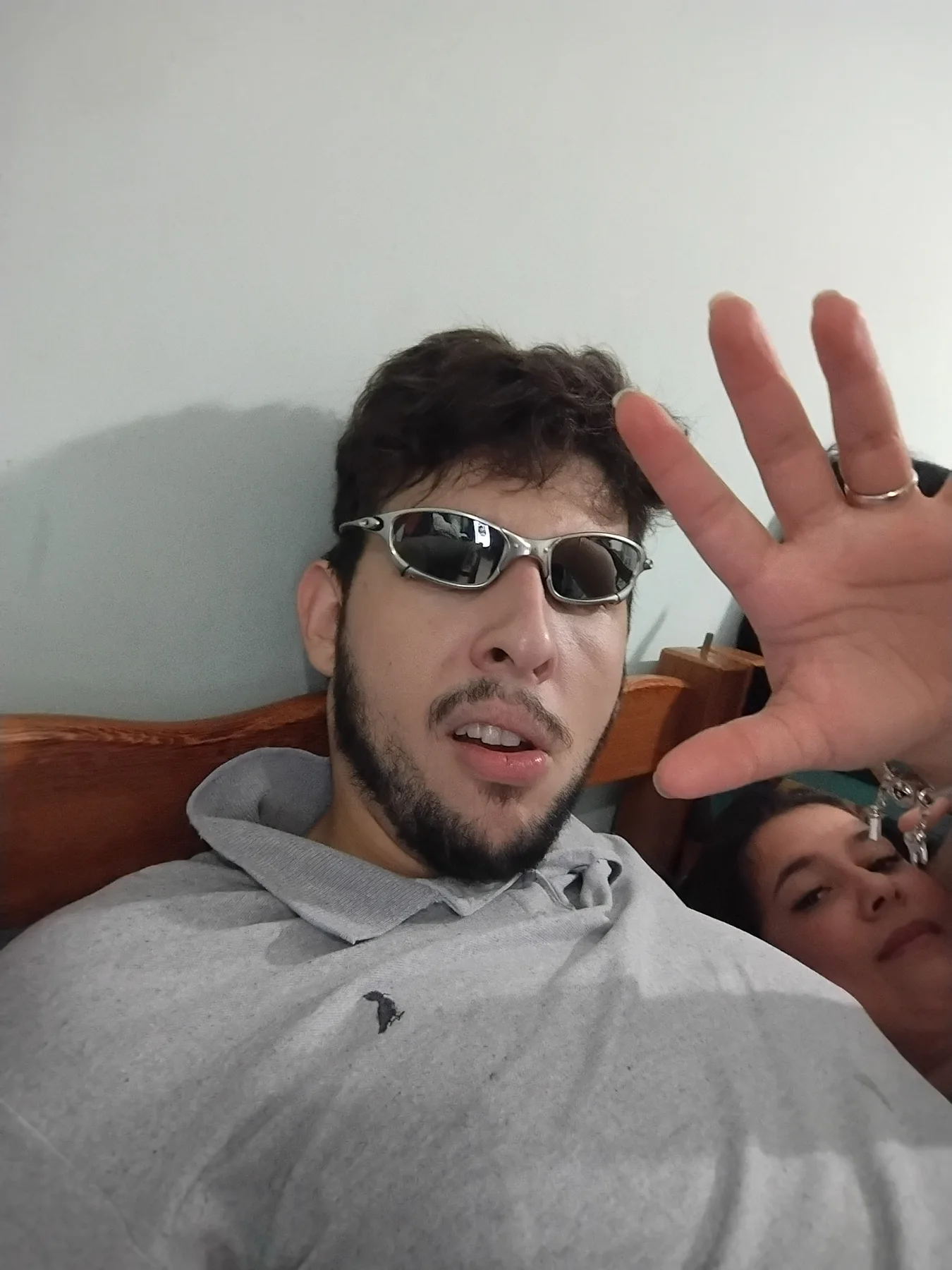Momento espontâneo e divertido do casal