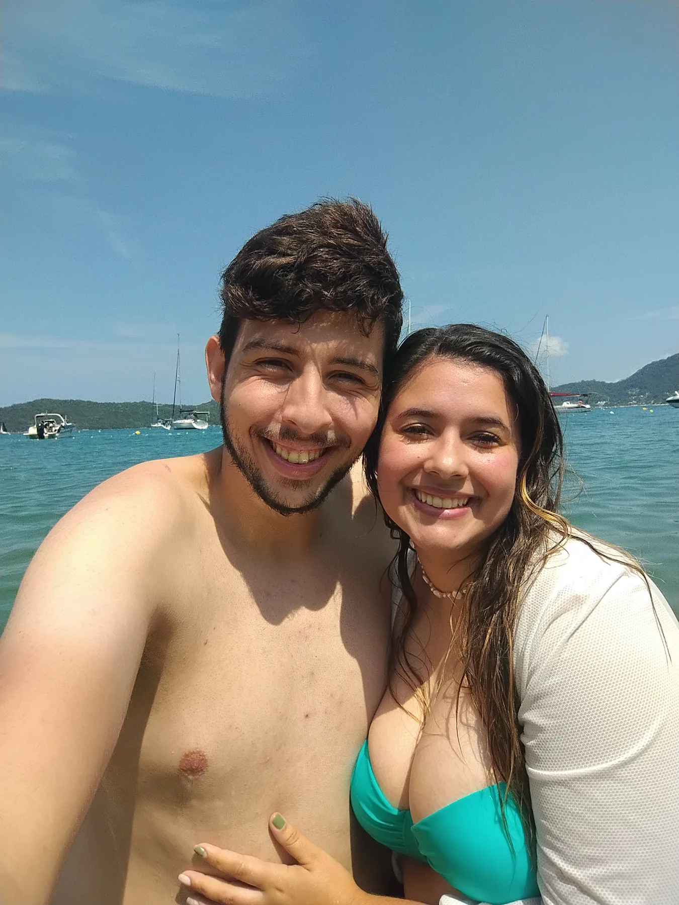 Casal sorrindo junto em um passeio no mar