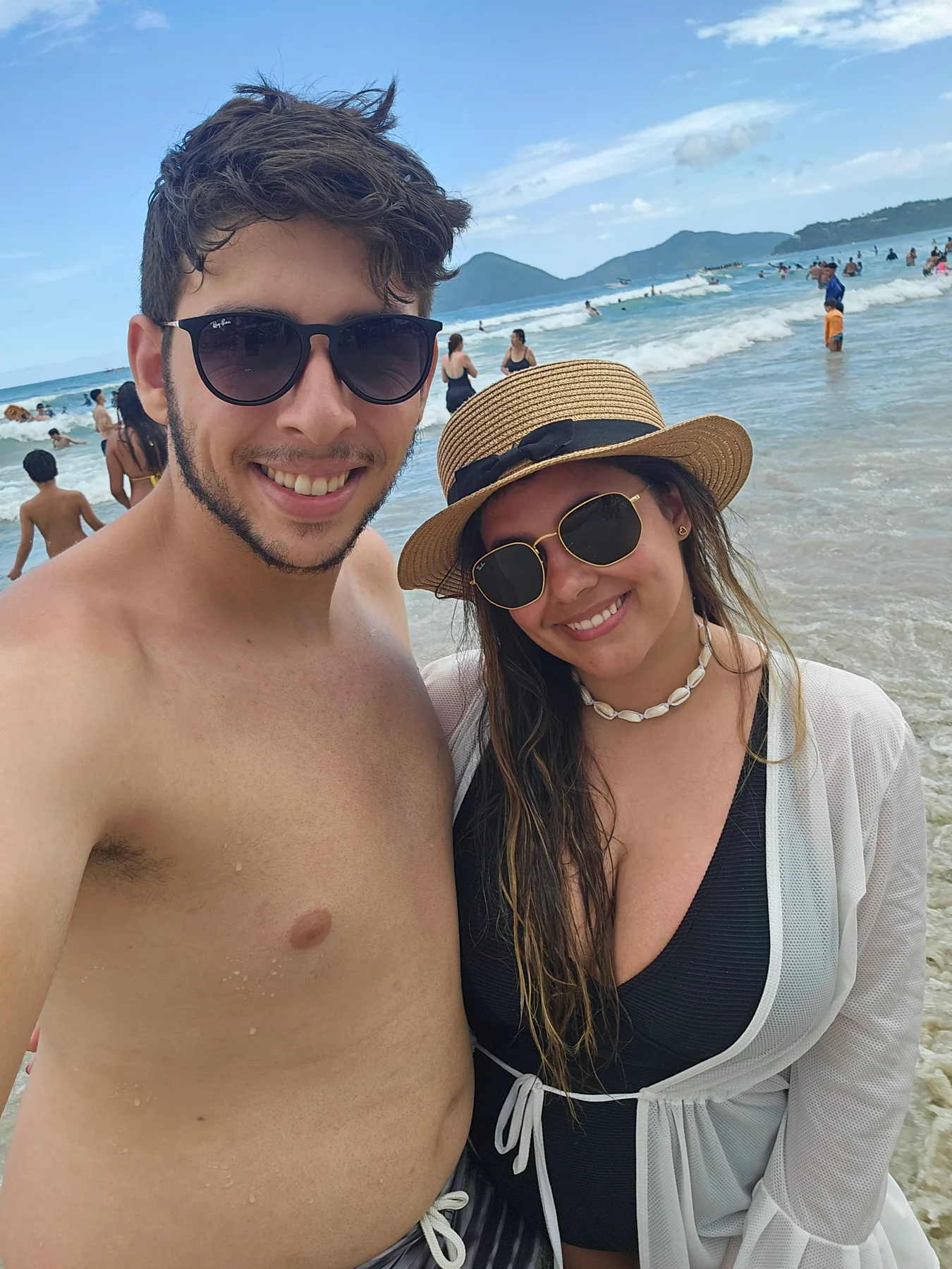 Casal sorrindo junto na praia